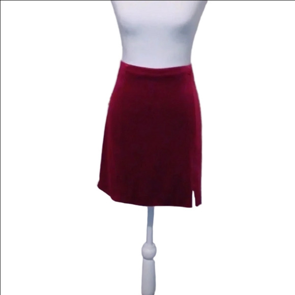 💙🐾Deep cherry velvet mini skirt with a slit - Picture 3 of 14